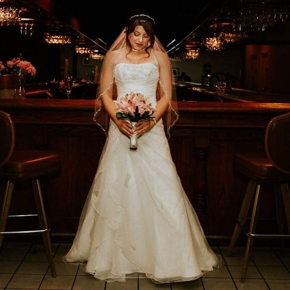 Strapless wedding dress - Picture 2 of 8